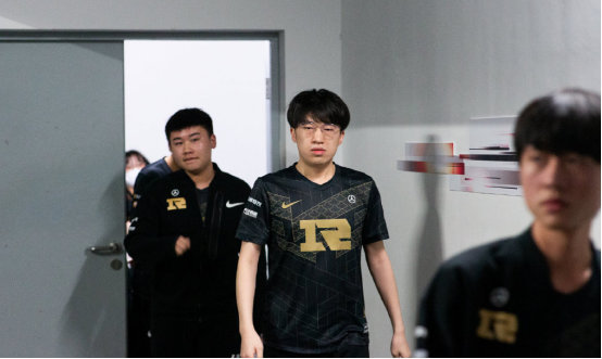 击打其身后 击打其身后