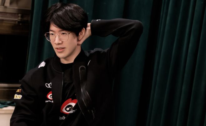 而看台上则 而看台上则